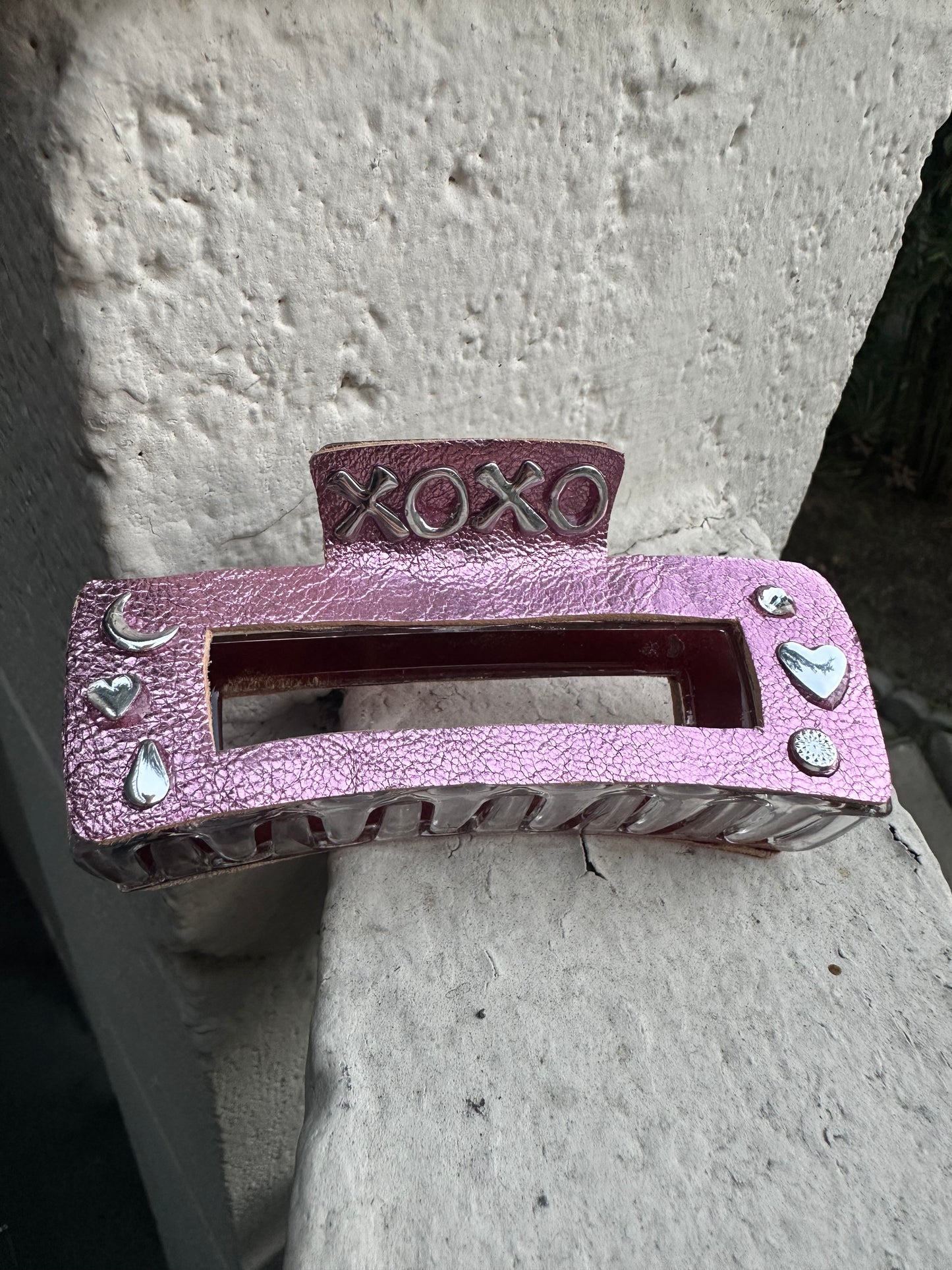 'XOXO' METALLIC LEATHER / PLASTIC HAIR CLIP