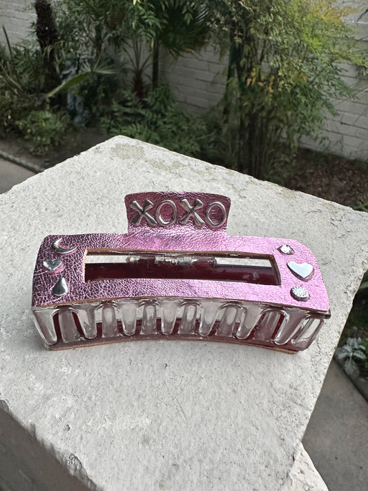 'XOXO' METALLIC LEATHER / PLASTIC HAIR CLIP