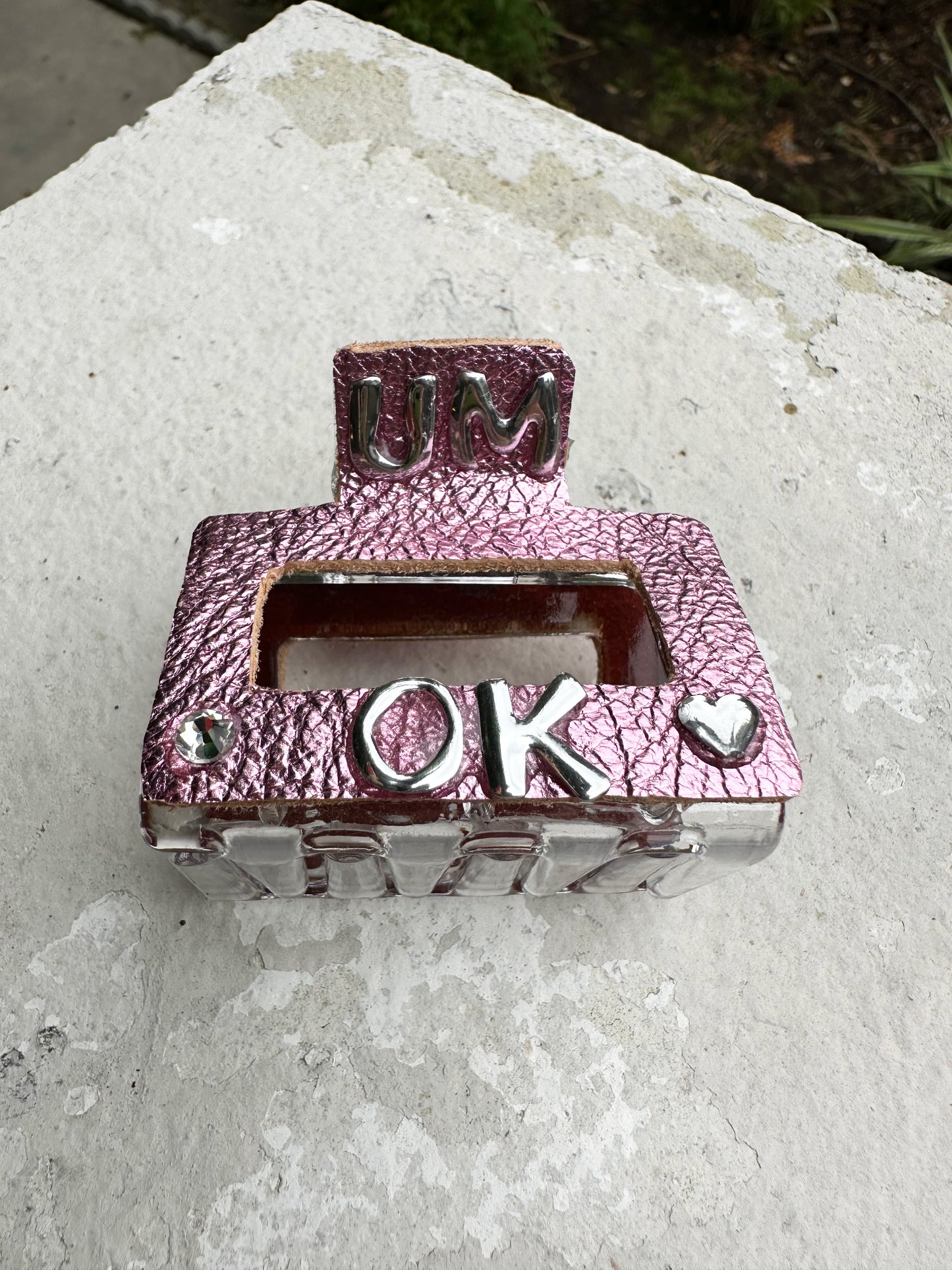 'UM OK' METALLIC LEATHER / PLASTIC HAIR CLIP MINI